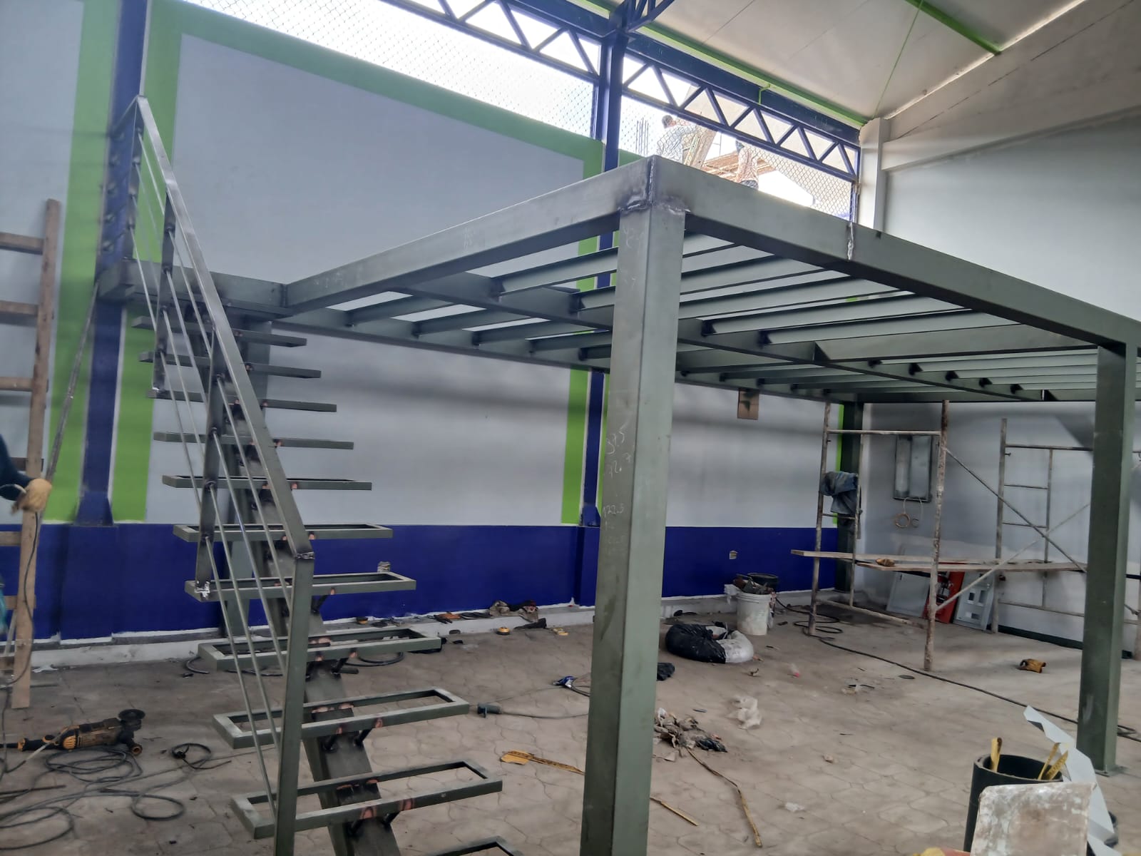 Instalación de correas y coberturas metálicas para almacenes comerciales